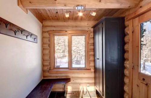 Labelle Ski Chalet | Dream vacation in a log cabin on Lake Mont Tremblant