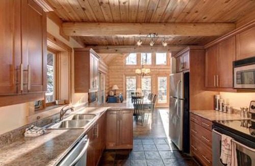 Labelle House | Dream vacation in a log cabin at the lake Mont Tremblant, Canada