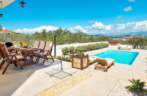 Murter House | Dream vacation on the island of Muter ? Discover this house and fantastic environments.