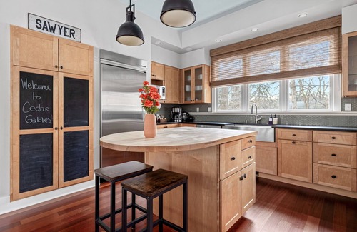 Shorewood-Tower Hills-Harbert House | Dream Vacay Home + Carriage House-2 mins to Beach