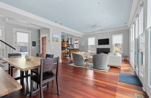 Shorewood-Tower Hills-Harbert House | Dream Vacay Home + Carriage House-2 mins to Beach