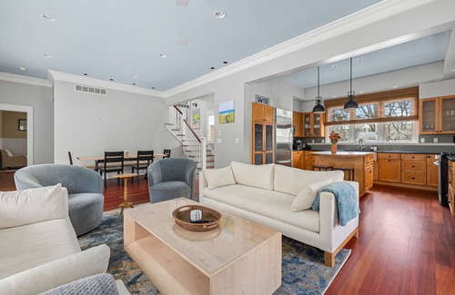 Shorewood-Tower Hills-Harbert House | Dream Vacay Home + Carriage House-2 mins to Beach