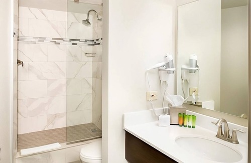 Gateway District Hotel | Dream Vegas Vacation! 2 Elegant Units, Pool, Bar & Restaurants, Casino