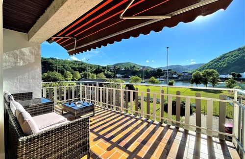 Alf Apartment | ★Dream view | fireplace | balcony | castle view | 65-inch TV | Netflix | Sky | Joyn★