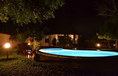 Diani Beach House | Dream Villa Maisha Bora for 4 to 6 people, pool incl. House keeping & Cook