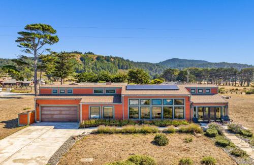 Manchester House | Dream Weaver House with Hot Tub and Ocean View!
