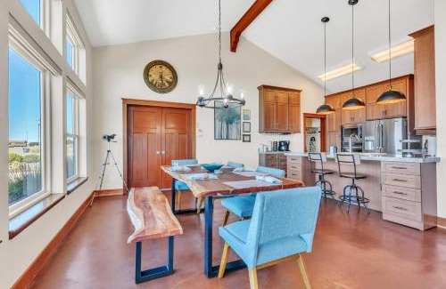 Manchester House | Dream Weaver House with Hot Tub and Ocean View!