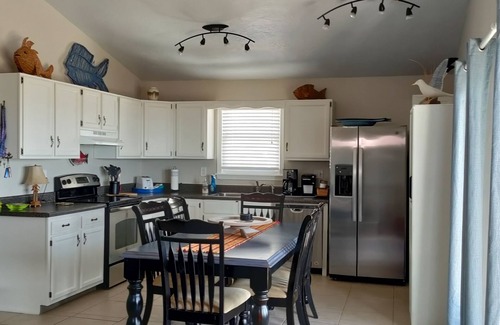 Kure Beach House | Dreamers Den Oceanfront Beach Cottage/Kure Beach