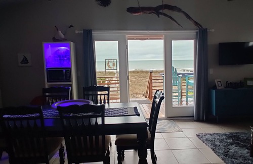 Kure Beach House | Dreamers Den Oceanfront Beach Cottage/Kure Beach