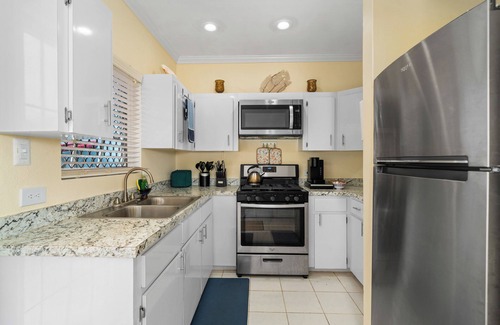 Bouvet Island Apartment | Dreamers Getaway - Relaxing unit with large rooms, full kitchen, & fast Wi-Fi
