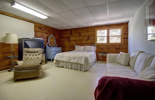 Dyer's Bay Bed & Breakfast | Dreamland II Bed and Breakfast