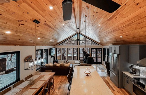 Fryeburg House | DREAMLAND | Luxe Waterfront Villa, Hot tub + Sauna