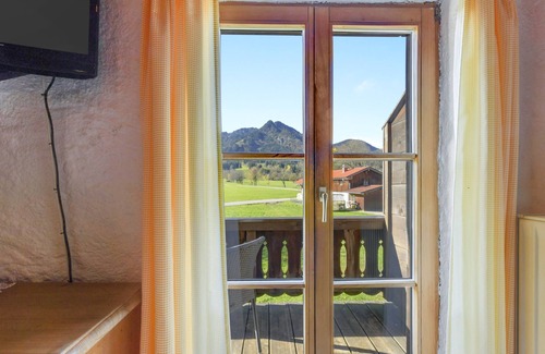 Lenggries Apartment | Dreamlike apartment "Hochalm" with Balcony, Garden & Wi-Fi