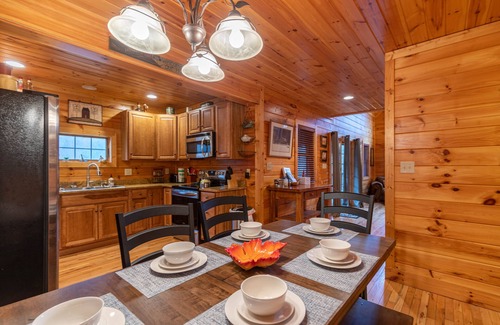 Todd House | Dreams and Streams -3BR on the New River, within walking distance to Wahoo's adventures.
