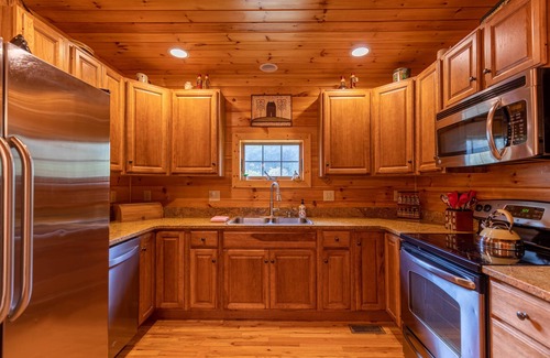 Todd House | Dreams and Streams -3BR on the New River, within walking distance to Wahoo's adventures.