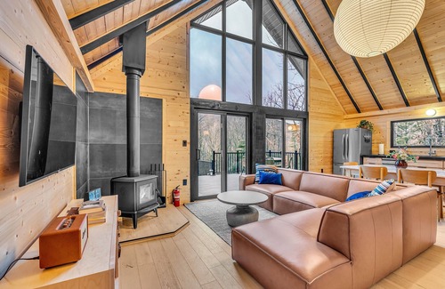 Berkeley Springs Cabin | Dreamtime Hillside Cabin w/hot tub, fire pit, expansive deck