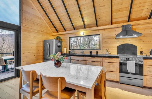 Berkeley Springs Cabin | Dreamtime Hillside Cabin w/hot tub, fire pit, expansive deck
