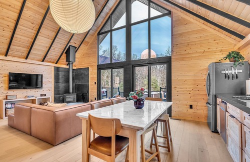 Berkeley Springs Cabin | Dreamtime Hillside Cabin w/hot tub, fire pit, expansive deck
