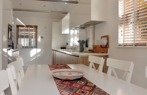 Bromley Common and Keston Cottage | DREAMWOOD LODGE, pet friendly, with hot tub in Leaves Green