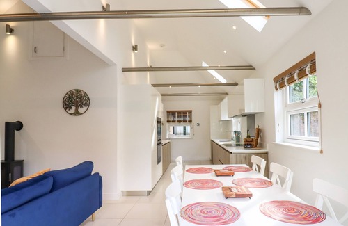Bromley Common and Keston Cottage | DREAMWOOD LODGE, pet friendly, with hot tub in Leaves Green