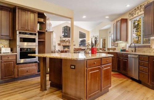 Westridge House | Dreamy 6 BR with Hot Tub Walk to Goose Pasture Tarn