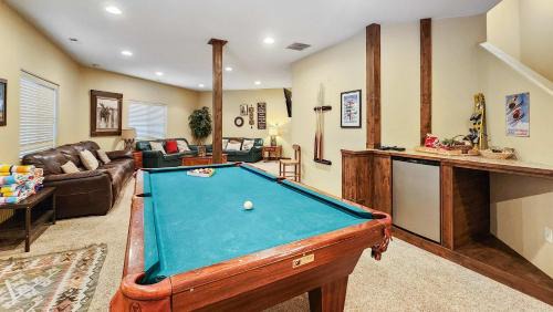 Westridge House | Dreamy 6 BR with Hot Tub Walk to Goose Pasture Tarn