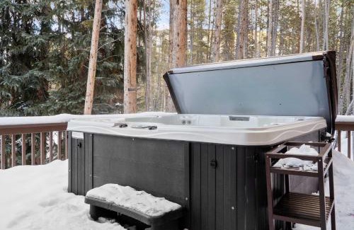 Westridge House | Dreamy 6 BR with Hot Tub Walk to Goose Pasture Tarn