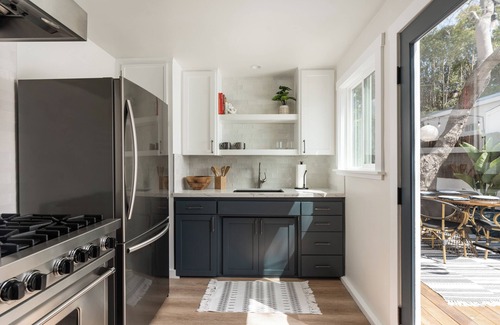 East Mesa House | Dreamy Beach Cottage with Jacuzzi and Sauna~ Walk to the Beach & Park
