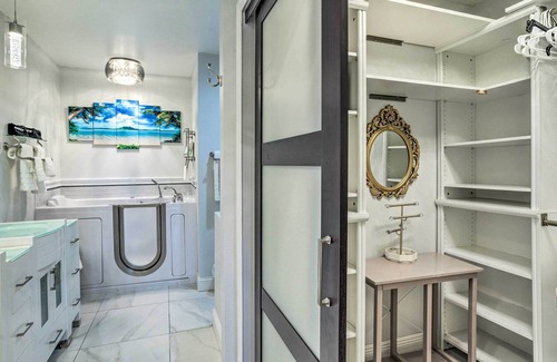 Jog Road Cottage | Dreamy Boynton Beach Retreat w/ Stunning View