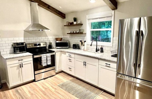 Cadiz Cottage | Dreamy Cottage Getaway w/Sunset Lakeview
