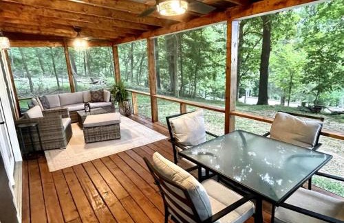 Cadiz House | Dreamy Cottage Getaway with Sunset Lakeview