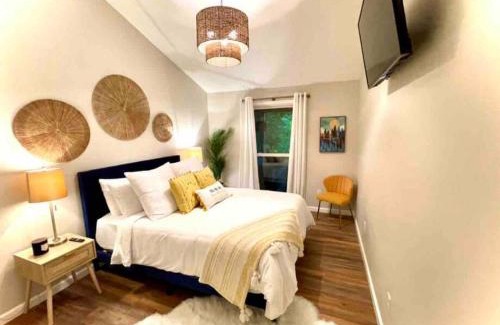 Cadiz House | Dreamy Cottage Getaway with Sunset Lakeview