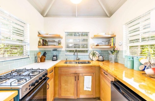Grace Bay Ski Chalet | Dreamy Cottage in Grace Bay, BBQ & Bikes Included!
