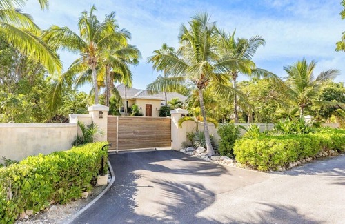 Grace Bay Ski Chalet | Dreamy Cottage in Grace Bay, BBQ & Bikes Included!