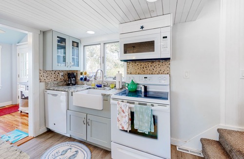 Ipswich House | Dreamy escape on the water with rocky beach,fire pit and outdoor seating