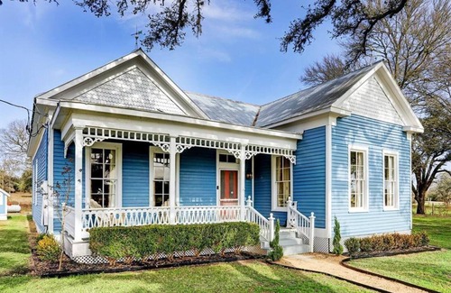 Round Top House | Dreamy Farmhouse Vibes Only 2 Miles to Round Top | The Poppy