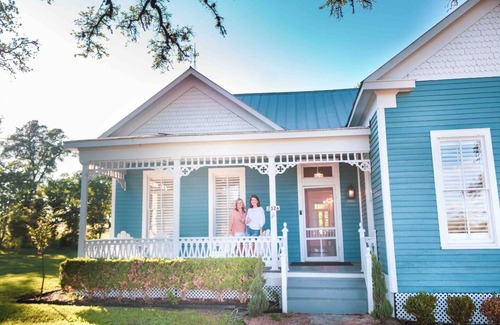 Round Top House | Dreamy Farmhouse Vibes Only 2 Miles to Round Top | The Poppy