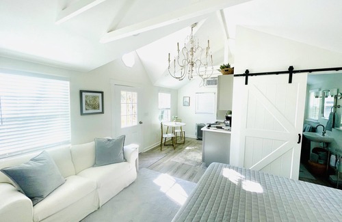 Franklin Cottage | Dreamy Guest house on our 8 acre property!