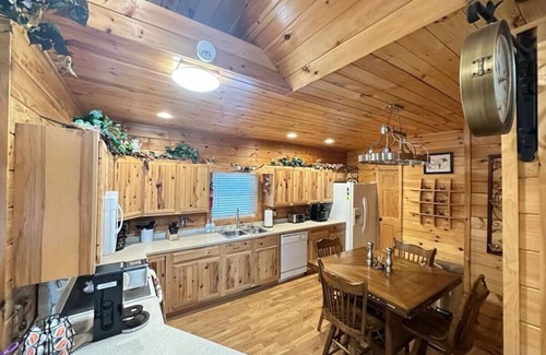 Grassy Creek Cabin | Dreamy Hidden Cabin in the Woods