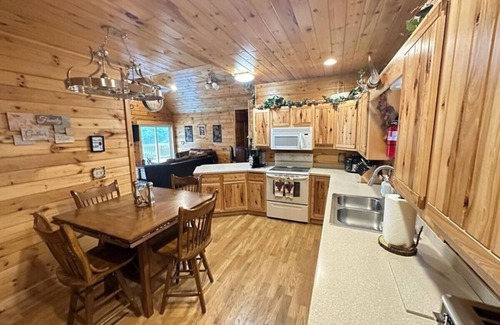 Grassy Creek Cabin | Dreamy Hidden Cabin in the Woods