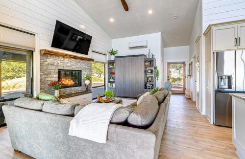 Roseburg House | Dreamy Hilltop View Roseburg Wine Country Retreat