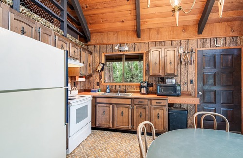 Burley Cabin | Dreamy Island Cabin W/Lofted Layout, Wood Stove, Shared Pool & More - 1 Dog OK