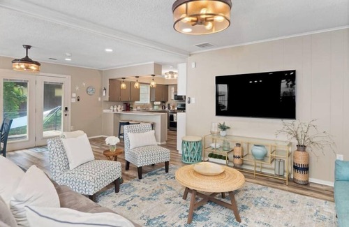 Leisure Land House | Dreamy Lake Cottage, Private Beach, Deep Water, Boat Ramp