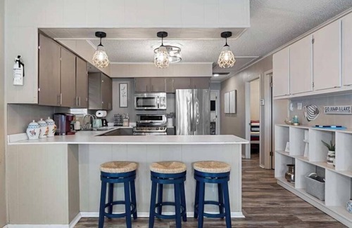 Leisure Land House | Dreamy Lake Cottage, Private Beach, Deep Water, Boat Ramp