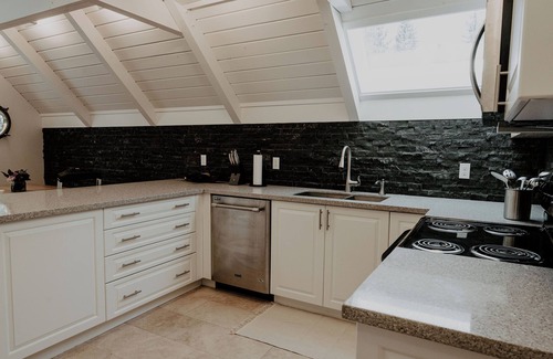 Three Lakes House | Dreamy Lakefront Escape: Paddleboard, Firepit, Lawn Games!