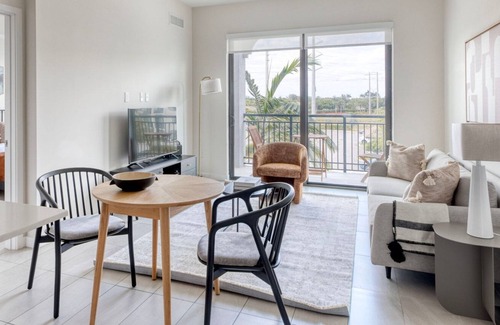 Miramar Apartment | Dreamy Miramar 2BR w/ Gym, Pool & W/D, nr WF, by Blueground