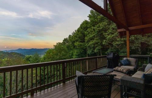 Waynesville House | Dreamy Mountain Getaway~Hot Tub~Old Oak Lodge
