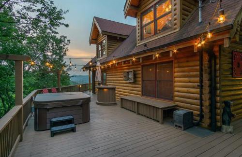 Waynesville House | Dreamy Mountain Getaway~Hot Tub~Old Oak Lodge