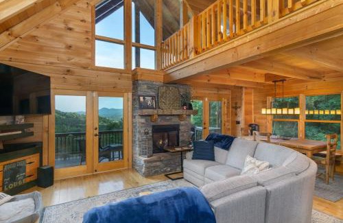 Waynesville House | Dreamy Mountain Getaway~Hot Tub~Old Oak Lodge