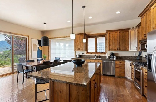 Wolf Creek House | Dreamy one level 3 bedroom home with hot tub!
